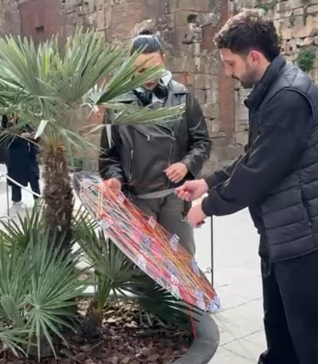 circle that says who are you?